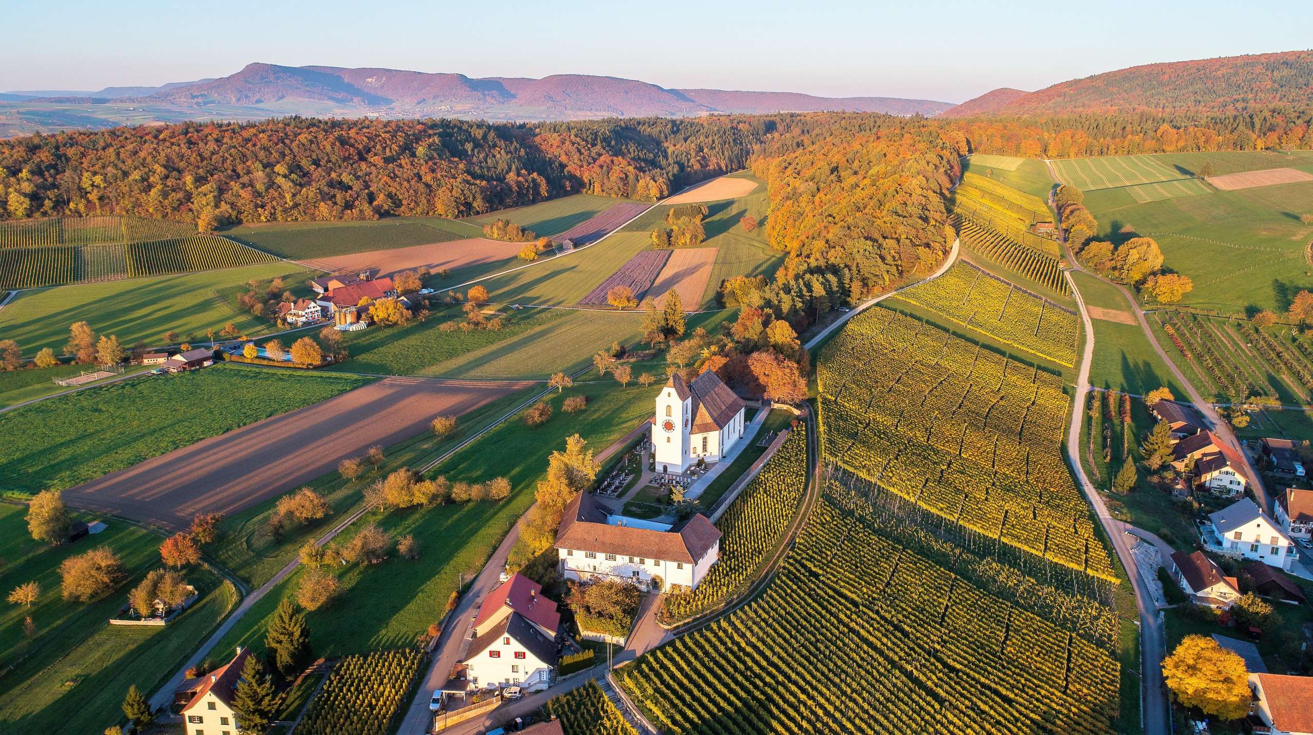Wilchingen am Abend aus der Vogelperspektive Das Bild ist ein Blick von Oben auf die wilchinger Bergkirche und das umliegende Gebiet.